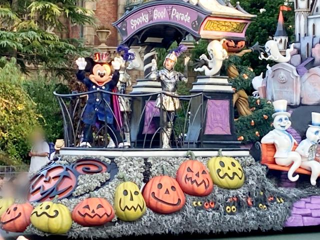 東京ディズニーランドスプーキー”Boo!”パレードミッキーと鎧の女性